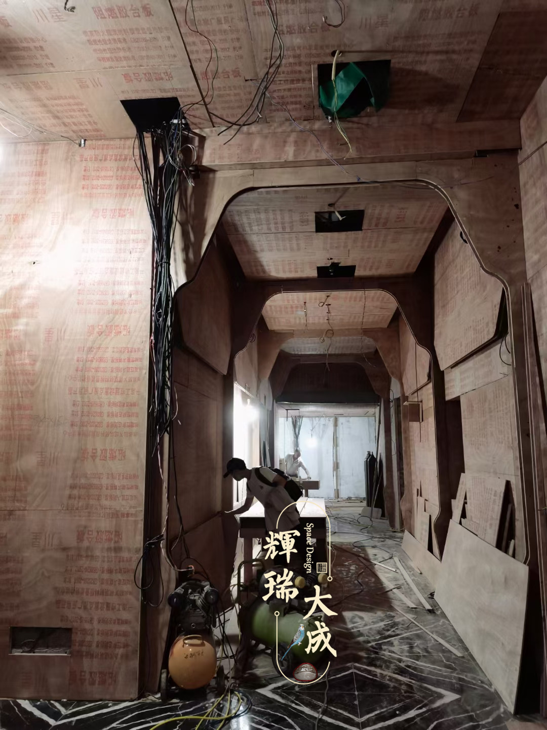 設(shè)計(jì)師連續(xù)跑兩個(gè)KTV設(shè)計(jì)項(xiàng)目工地，施工中也要視察